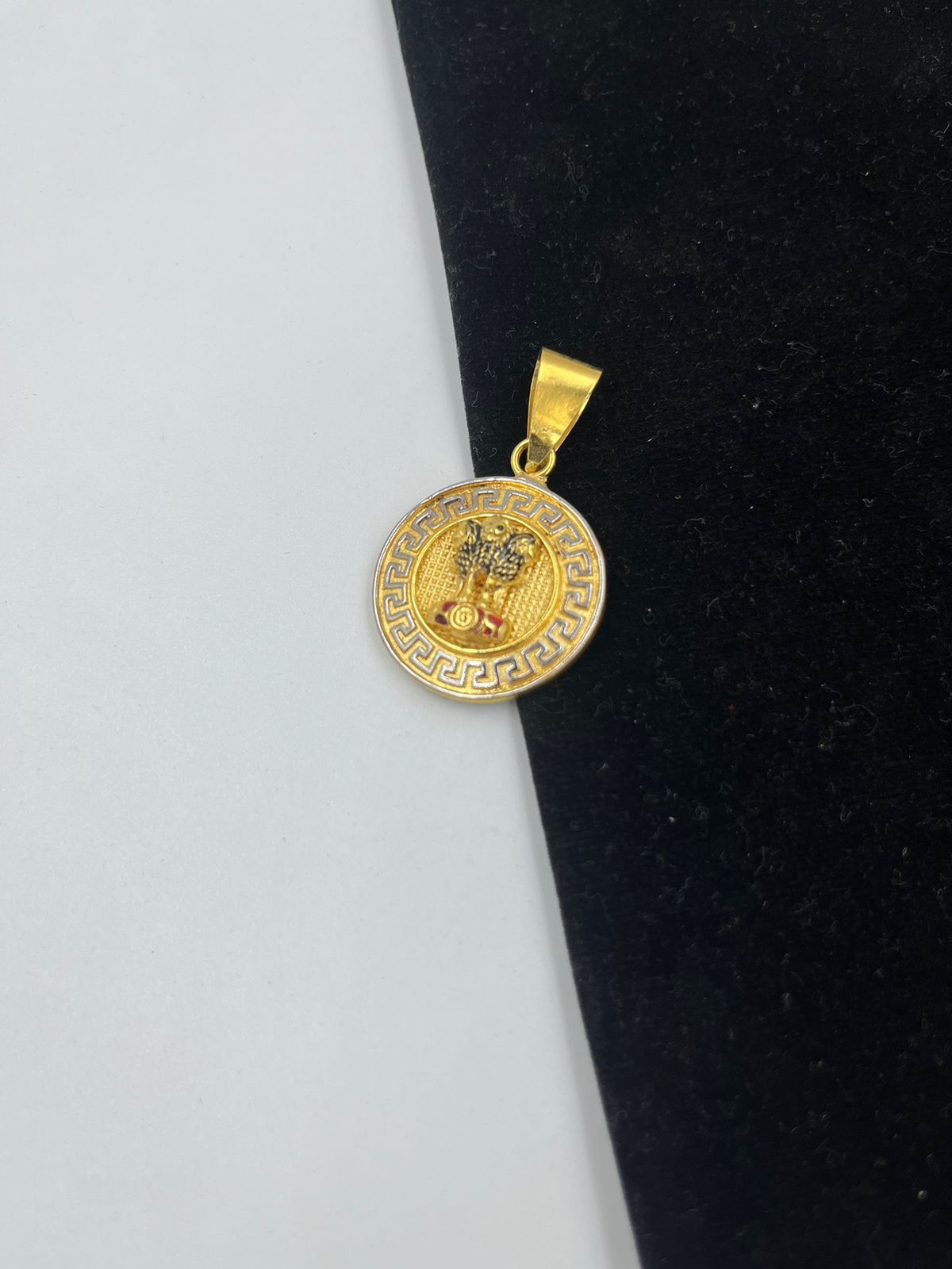 1 GRAM GOLD FORMING ROUND SHAPE MUDRA MUDRA PENDANT FOR MEN DESIGN A-189