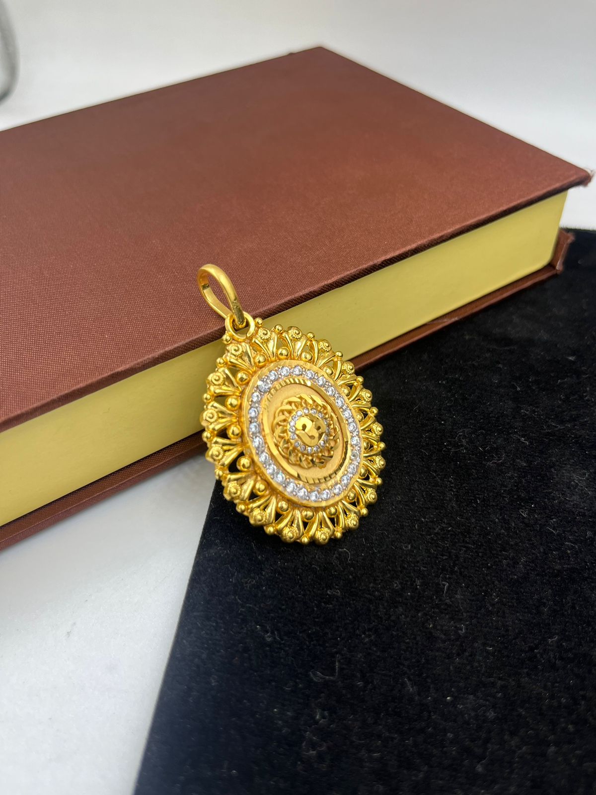 પુરુષો માટે ૧ ગ્રામ ગોલ્ડ ફોર્મિંગ ઓમ (ૐ) રાજવાડી પેન્ડન્ટ ડિઝાઇન A-247