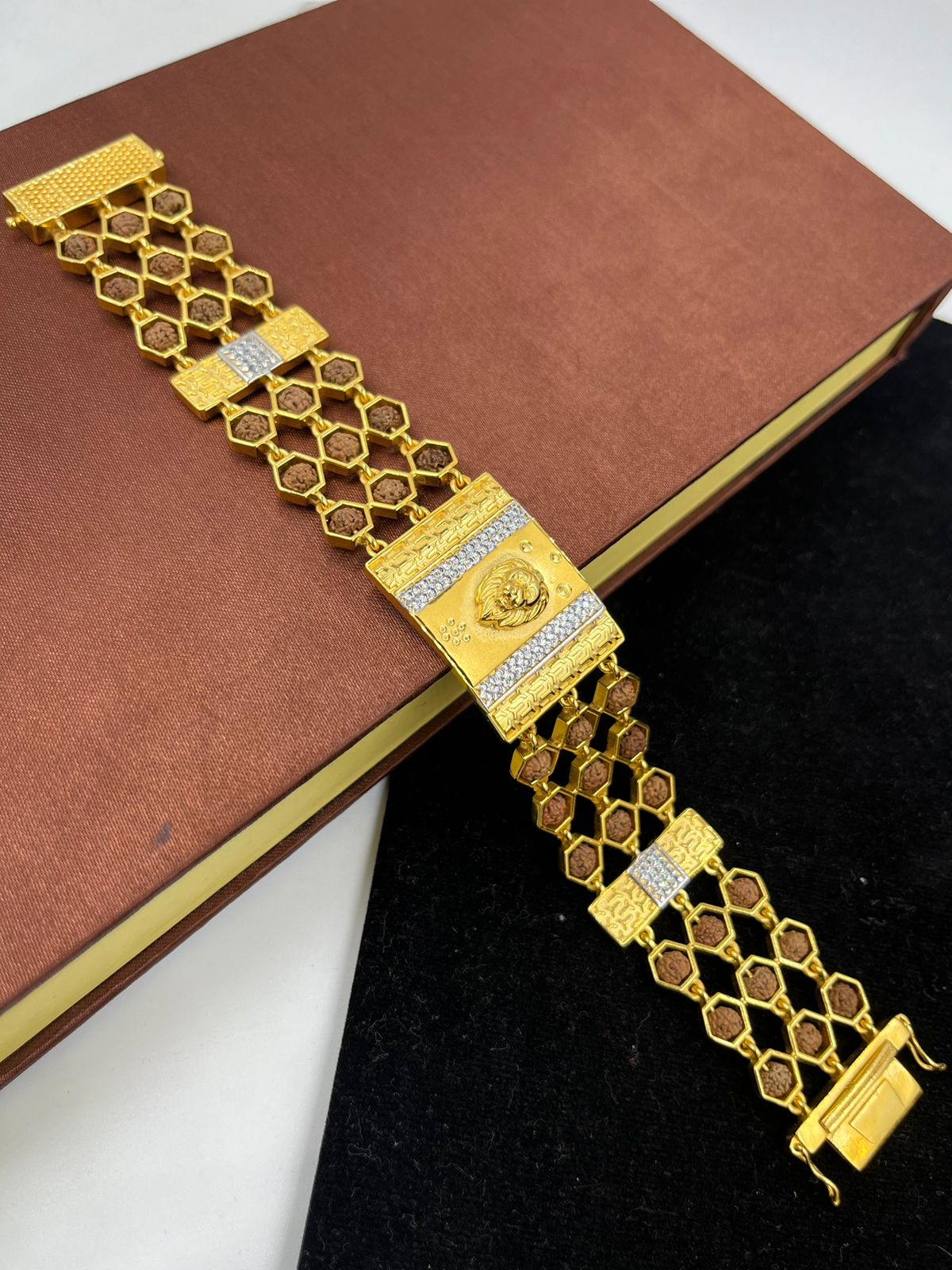 પુરુષો માટે ૧ ગ્રામ ગોલ્ડ ફોર્મિંગ બ્રાઉન રુદ્રાક્ષ લાયન બ્રેસલેટ ડિઝાઇન A-174