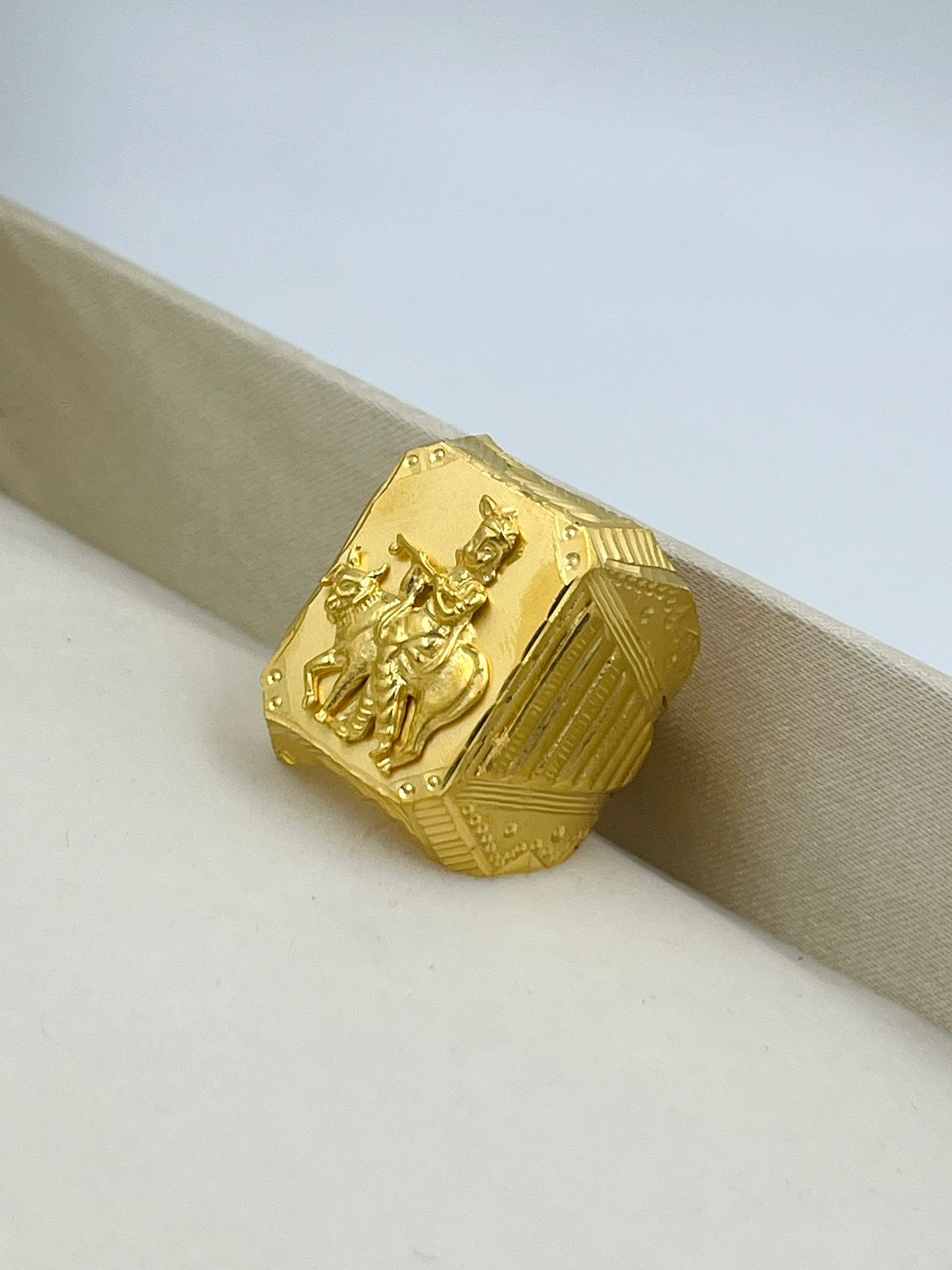 પુરુષો માટે ૧ ગ્રામ ગોલ્ડ કૃષ્ણ અને ગાયની વીંટી ડિઝાઇન A-856