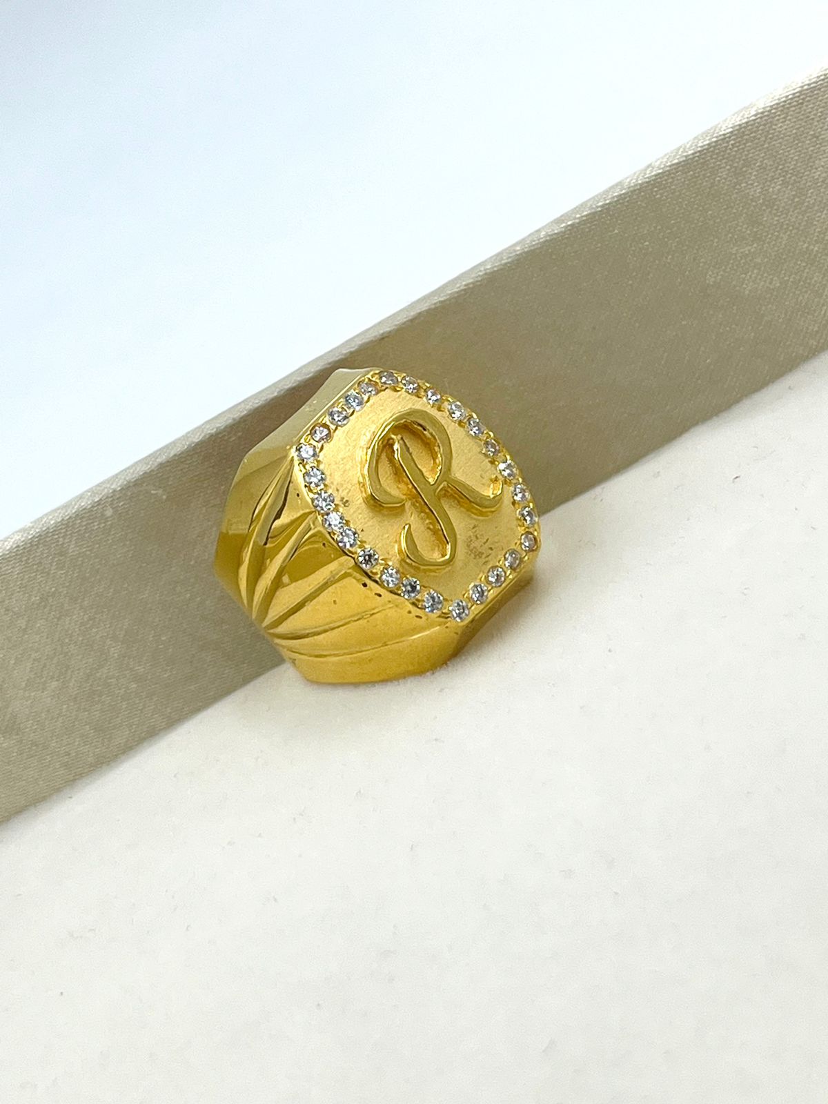 100% Golden R Alphabet Men Ring, Gold Plated, Weight: 35 G at Rs 360/piece  in New Delhi