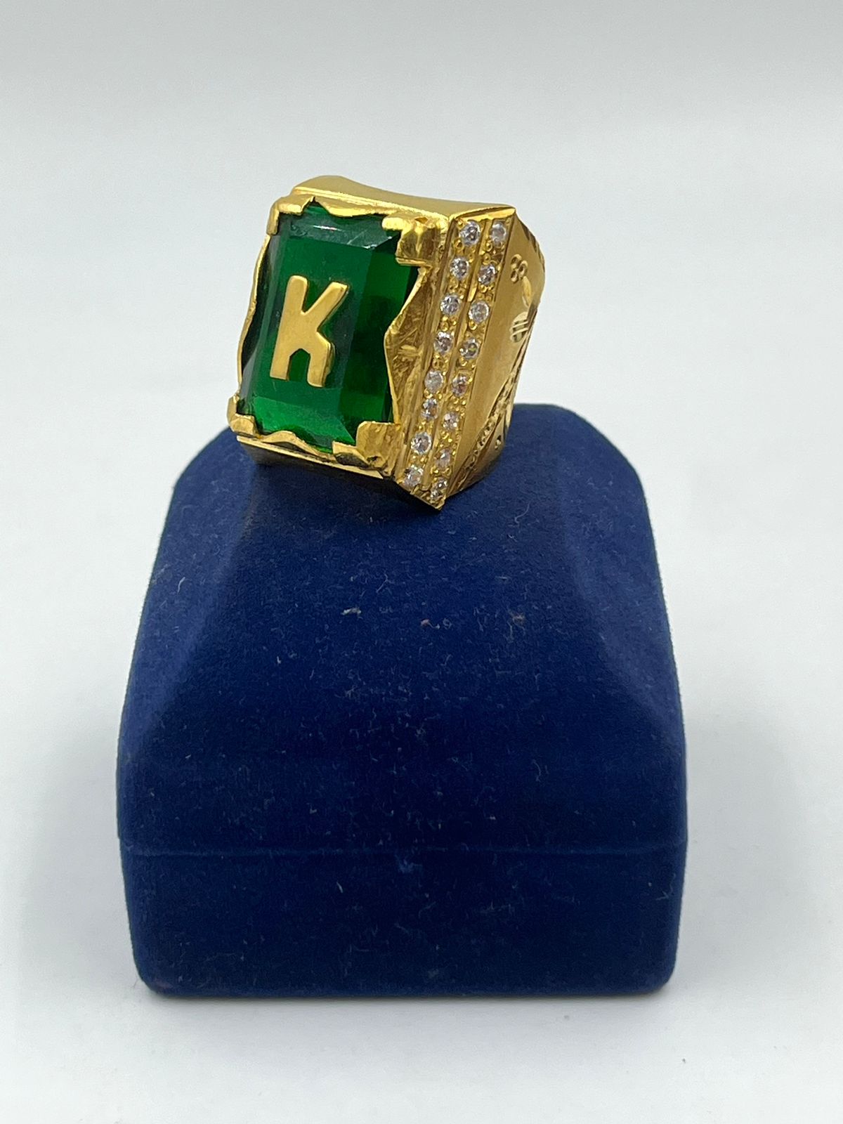 પુરુષો માટે ૧ ગ્રામ ગોલ્ડ પ્લેટેડ ગ્રીન ડાયમંડવાળી K અક્ષરની વીંટી, ડિઝાઇન A-932