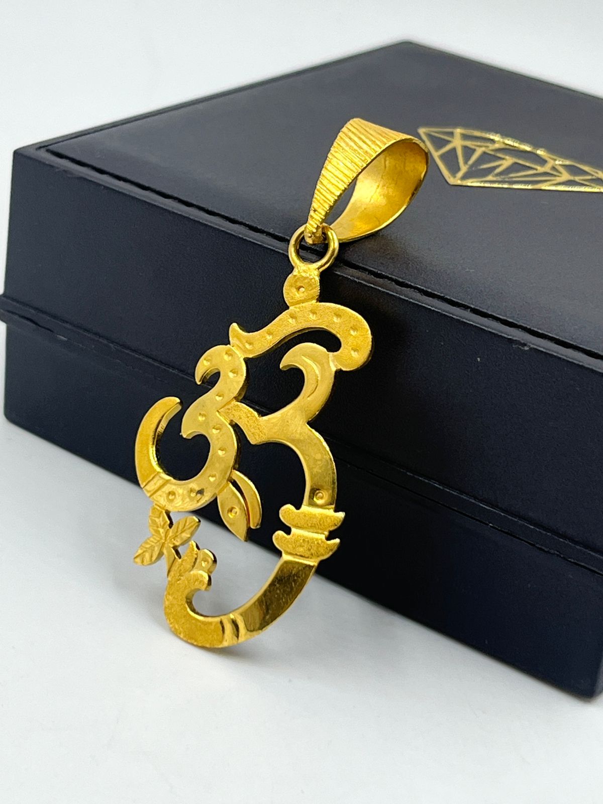 पुरुषों के लिए 1 ग्राम गोल्ड ॐ (AUM) पेंडेंट डिज़ाइन A-390