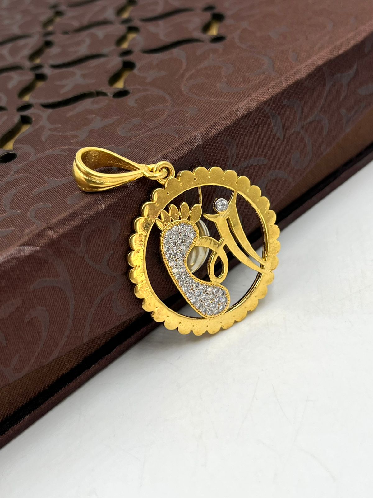 1 GRAM GOLD PLATED MAA WITH CHARAN SYMBOL PENDANT FOR MEN DESIGN A-323