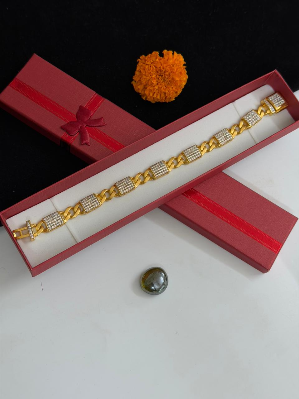 पुरुषों के लिए 1 ग्राम गोल्ड प्रीमियम क्वालिटी डायमंड ब्रेसलेट डिज़ाइन A-507